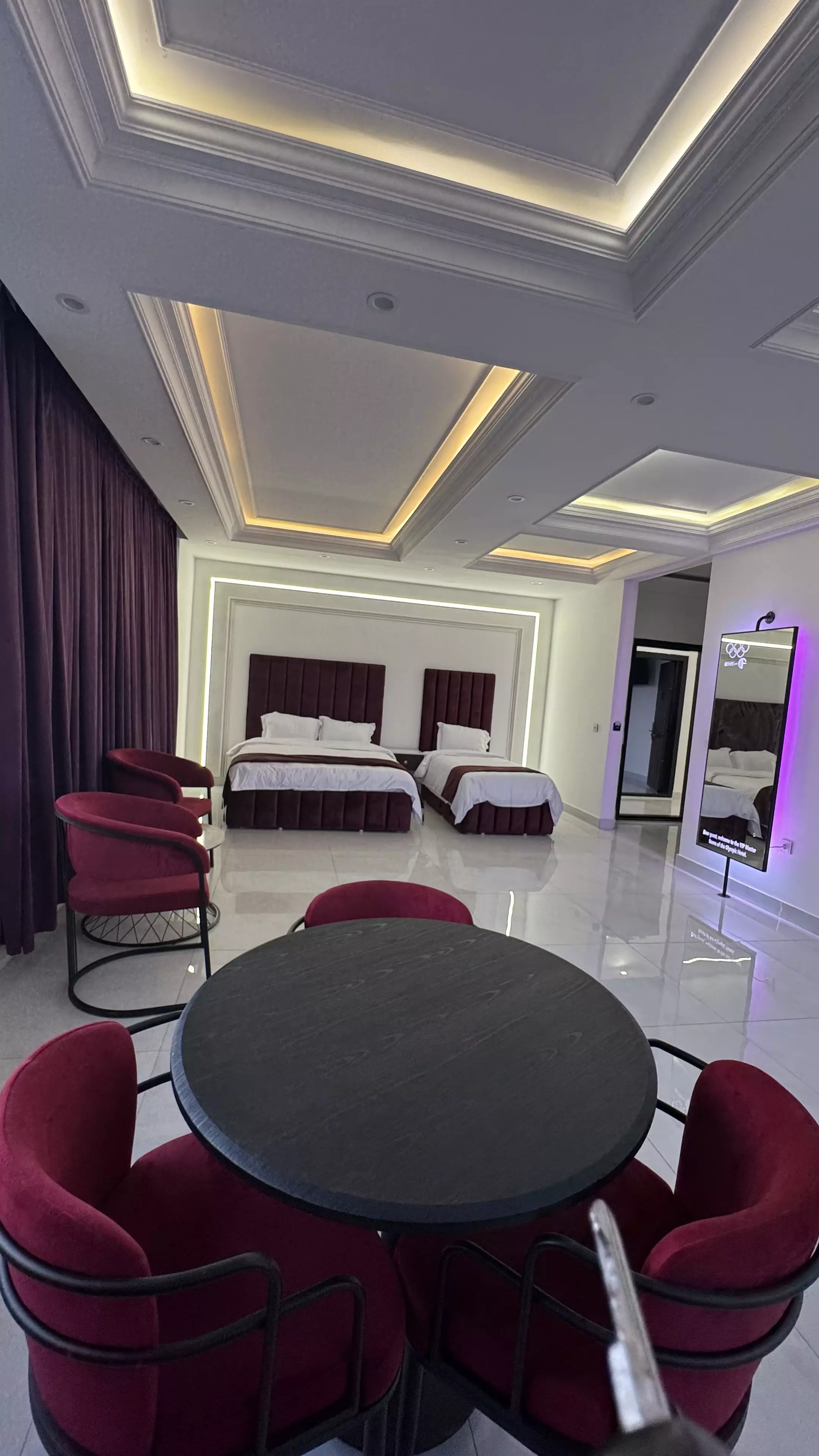 Alibaba https://cdn.alibaba.ir/ostorage/hotel-accommodation-images/6a97f558ece37da9b7dd2a20_سوئیت مستر سه نفره.webp